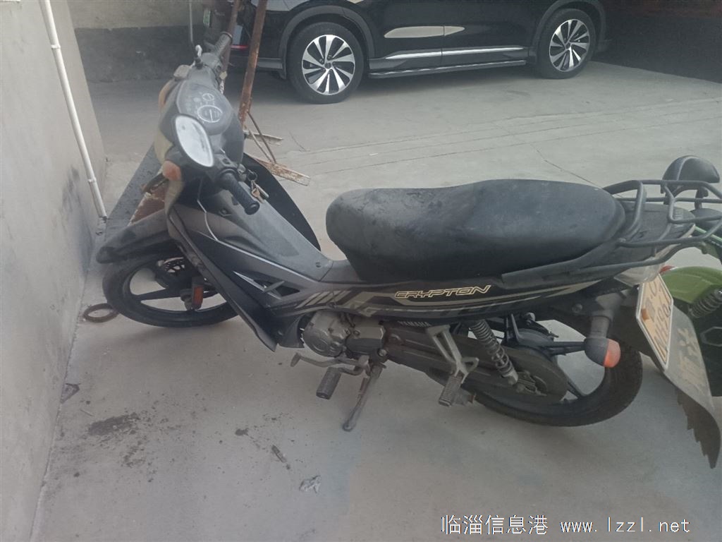 摩托车转让，九成新，雅马哈110，弯梁摩托车，黑色，行驶2多一点公里，在家放着好几年了